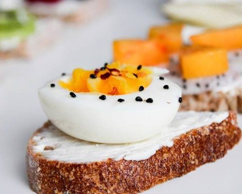 Czy można jeść jajka codziennie? Czy podniosą ci poziom cholesterolu? Poznaj fakty i mity na temat jajek