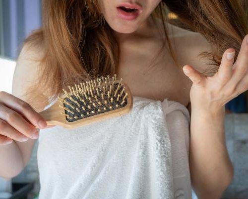 Wiosenne wypadanie włosów to normalność. Jeśli zadziałasz szybko, możesz je zatrzymać. Oto domowe sposoby na skutki przesilenia wiosennego