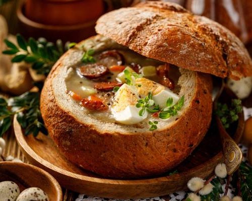 Co wybierasz: barszcz biały czy żurek wielkanocny? Różnią się jednym znaczącym składnikiem. Wypróbuj przepisy na te wielkanocne dania