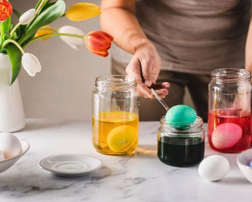 Katar, kaszel i duszności od pisanek? Ekspert podkreśla: jajka lepiej malować naturalnymi barwnikami