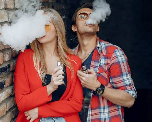 Zakaz sprzedaży e-papierosów już od 1 stycznia 2025 r.? Młodzież nie kupi ich nigdzie. Z nikotyną czy bez – szkodzą tak samo