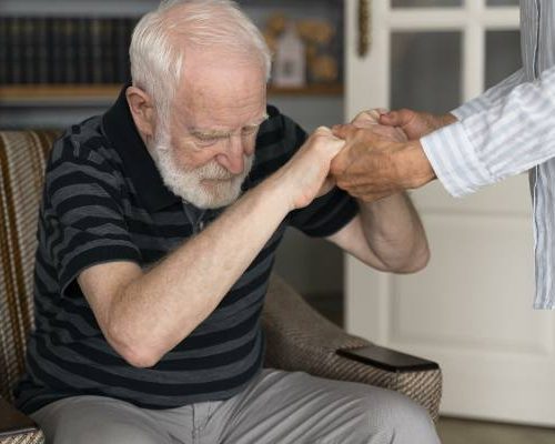 Objawy choroby Alzheimera widać na stopach. Tak poznasz, że rozwija się demencja. Wczesne wykrycie to lepsze możliwości terapii