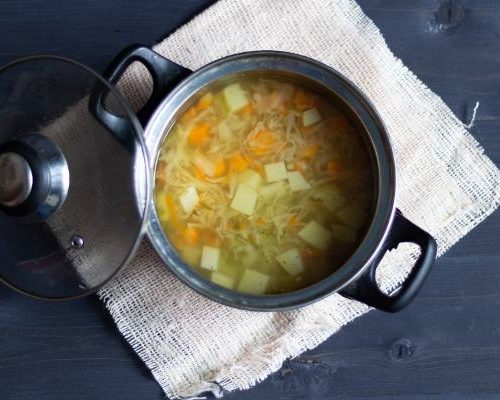 Na tej zupie schudniesz nawet 5 kg w tydzień. Nie potrzebujesz specjalnych składników – weź najtańsze produkty, które kupisz w warzywniaku