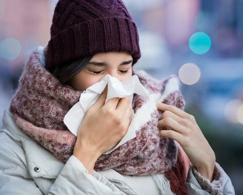 Kaszel, duszności, osłabienie zimą to nie tylko przeziębienie czy grypa. Smog szkodzi także zdrowym osobom, a skutki pojawiają się po czasie