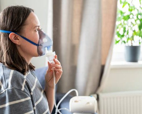 Inhalacje z soli fizjologicznej na kaszel, katar i zatoki. Kiedy wskazana jest nebulizacja? Wybierz najlepszą sól do inhalacji