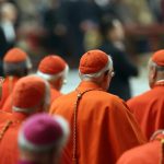Pensje w Watykanie. Ile naprawdę zarabiają papież, kardynałowie i świeccy