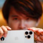 Telefony iPhone w centrum sporu. Co będzie z ich produkcją?