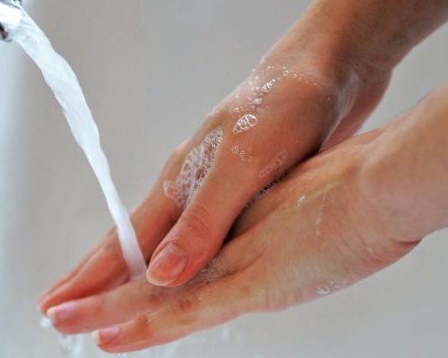 Skuteczny i prosty sposób, aby uniknąć infekcji. Pomoże ochronić się przed zarazkami i wirusami. Robisz to codziennie, ale czy dobrze?