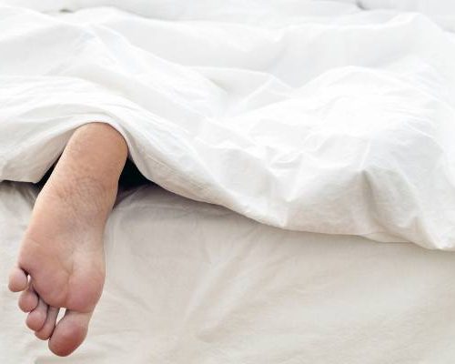 Dlaczego wystawiasz stopę spod kołdry? Naukowcy już wiedzą, o co chodzi. Sprawdź, co odkryli