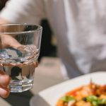 „Prawo do pół litra”. Darmowa kranówka w restauracjach?