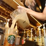 Zwolnienia i zamknięcia kawiarni Starbucks. Kultowa sieć w kryzysie