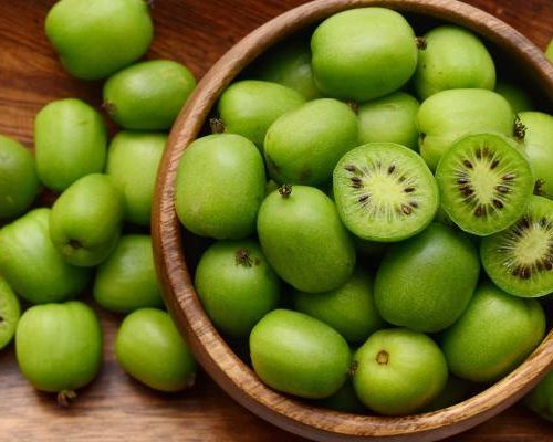 Zapomnij o cytrusach. Te polskie owoce to bomba witaminy C. Sprawdź, jak jeść mini kiwi