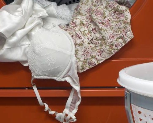 Ile razy można założyć ten sam stanik, zanim trafi do prania? To, co mówią dermatolodzy, może cię zaskoczyć