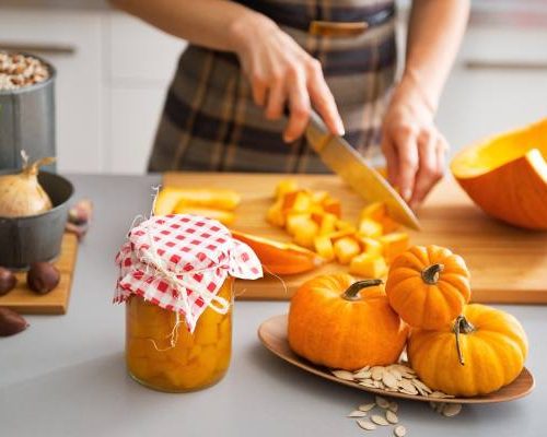 Dynia – wartości odżywcze i indeks glikemiczny. Przepis na krem z dyni, placek i dynię w occie. Jak wygląda dynia hokkaido, a jak piżmowa?