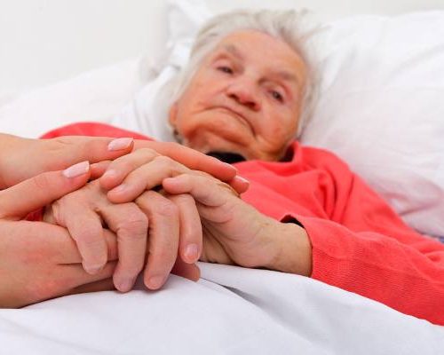 Jak zmniejszyć lęk przed umieraniem? Pomocą jest ostatnia wola na wypadek śmierci i Czerwona Teczka odchodzącej osoby. Co w niej zawrzeć?