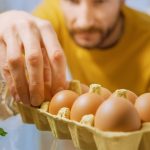 Brakuje jaj, ceny szybują. Co czeka nas przed Bożym Narodzeniem?