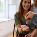 Ceny mieszkań mogą spaść do wiosny 2026 roku. Eksperci prognozują też odbicie