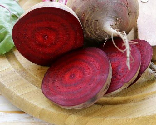 Burak, czyli gwiazda wśród warzyw! To źródło cudownych właściwości. Pomoże i na krążenie, i na trawienie. Sprawdź właściwości