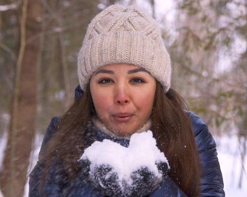 Co na czerwony nos? Zimą przypadłość ta daje się we znaki. Zobacz, skąd się bierze i jak zmniejszyć zaczerwienienie nosa