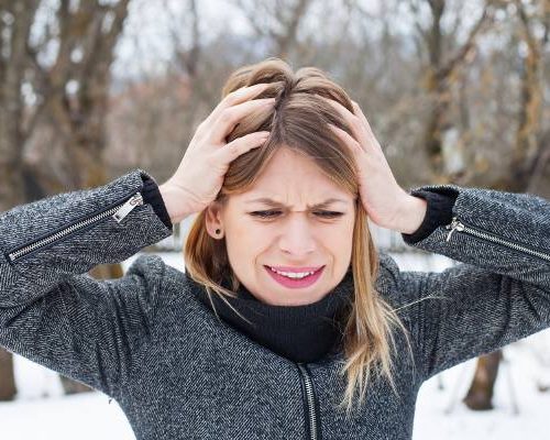 Czy ciepło „ucieka przez głowę”? Czy zimą powinniśmy ubierać się na cebulkę? Zobacz fakty i mity o ubieraniu się w zimie