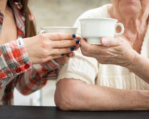 7 babcinych sposobów na katar. Zamocz nogi w gorącej wodzie, a potem zajrzyj do kuchennej szafki zamiast do apteczki