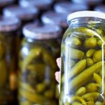 Zobacz, skąd naprawdę pochodzą korniszony w twoim słoiku. Możesz się zdziwić