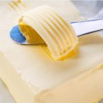 Znaczące spadki cen masła. To, ile płacą Polacy, zależy od sytuacji za oceanem