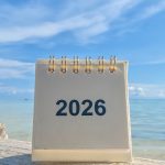 Jak zyskać 3 tygodnie odpoczynku, wykorzystując tylko połowę urlopu? Sprytne planowanie w 2026!