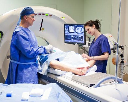 Rezonans magnetyczny – jak się przygotować do badania? Przebieg i przeciwskazania do wykonania badania MRI