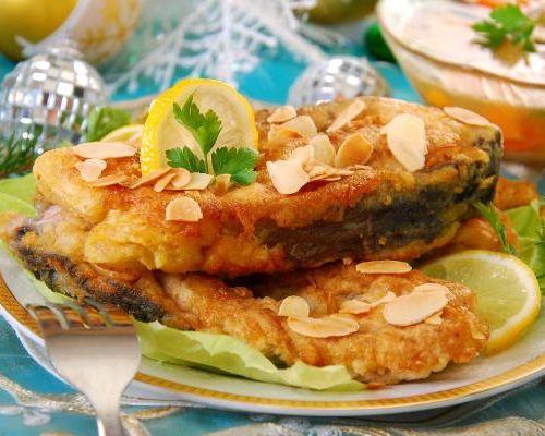 Ryba na Wigilię: karp, śledzie, dorsz, łosoś czy panga? Jak smażyć ryby, aby były niskokaloryczne? Których ryb na święta nie kupować?