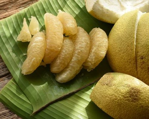 Pomelo – właściwości zdrowotne i kaloryczność. Jak obierać i jeść owoc pomelo