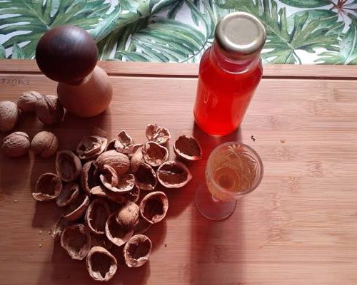 Leczniczą orzechówkę zrobisz z łupin. Może obniżyć ciśnienie, złagodzić objawy niestrawności i zwalczyć pasożyty