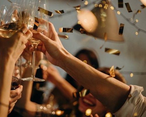 Jak uniknąć kaca? Zachowaj umiar w piciu alkoholu oraz wypróbuj kilka prostych rad. Sprawdź, jak pić, aby następnego dnia nie bolała głowa