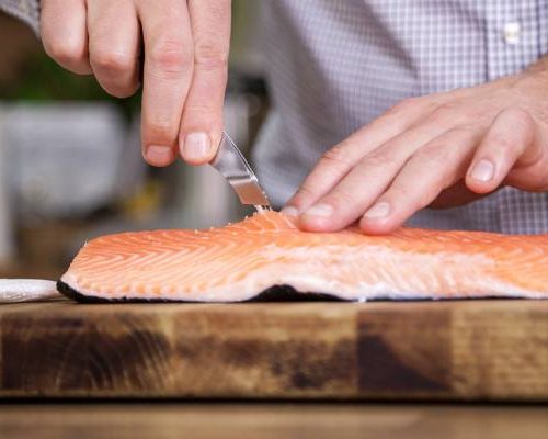 Masz ość w gardle? Sprawdź, jak skutecznie pozbyć się rybiej ości z jamy ustnej. Czy domowe sposoby na usunięcie kolki są bezpieczne?