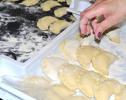 Tak zamrozisz pierogi i krokiety na Wigilię, a także nadmiar świątecznego jedzenia. Zobacz też, jak bezpiecznie korzystać z mrożonek