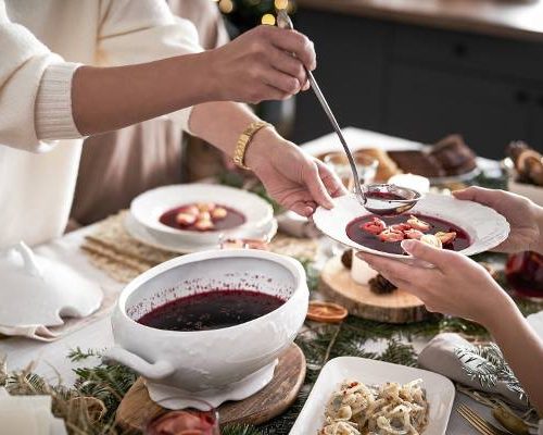 Ból brzucha, niestrawność, wzdęcia i zgaga. Poznaj domowe i naturalne metody na świąteczne przejedzenie. Nie musisz sięgać po lekarstwa