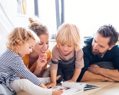 Chcesz wzmocnić więzi z bliskimi? Psycholog wyjaśnia, jak zadbać o dobre relacje w rodzinie i spędzać udany czas razem