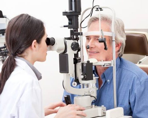 Prezbiopia, czyli starczowzroczność. Poznaj przyczyny i objawy pogorszenia wzroku wraz z wiekiem. Czy starczowzroczność można leczyć?