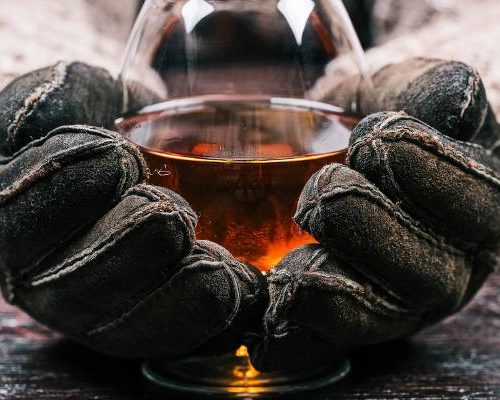 Co ci grozi, gdy będziesz pić alkohol na mrozie? Sprawdź, na co zwrócić uwagę, by nie zrobić sobie poważnej krzywdy