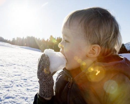 Czy można jeść śnieg? Odpowiedź może cię zaskoczyć! Sprawdź, czego lepiej unikać. Czy jedzenie śniegu odwadnia?