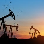 ​Ceny ropy lecą w dół! Sprawdź, czy paliwo na stacjach też stanieje