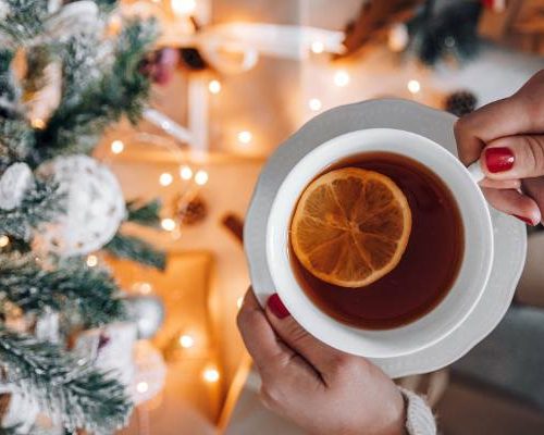 Rozgrzej się zimową herbatą. W każdy dzień tygodnia dodaj inne aromatyczne dodatki. Wypróbuj te smaczne i zdrowe przepisy