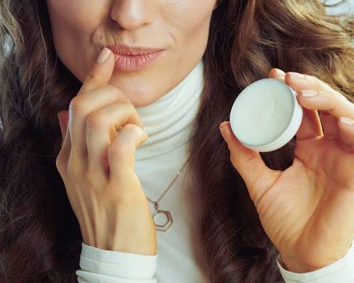 Tania, ale wcale nie taka dobra. Dlaczego warto przestać stosować wazelinę do ust i skóry? Zobacz, co lepiej wybrać zamiast niej