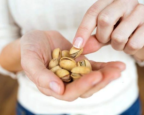 Nie chcesz przytyć? Zamiast batonika podjadaj pistacje i nie bój się kalorii. Orzechy zredukują oponkę na brzuchu i obniżą poziom cukru