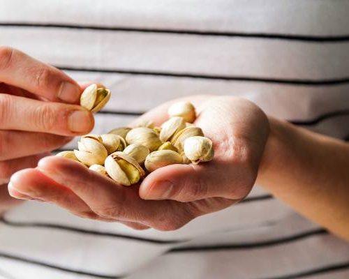 Są pyszne i zdrowe, ale nie każdy może je jeść? Dla tych osób mogą być szkodliwe. Jeśli do nich należysz, nie sięgaj po pistacje