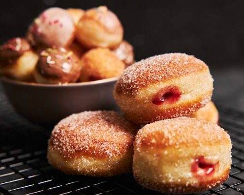 Pączek czy faworki – co ma mniej kalorii? Sprawdź, co wybrać na tłusty czwartek