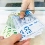 Gotówka wraca do łask w „cyfrowym” kraju. Wszystko przez sytuację na świecie