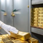 Masz złoto? Pilny komunikat z rynków. Cena kruszcu runęła