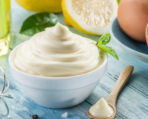 Często używasz majonezu? Zobacz, jak wybrać ten najlepszy oraz ile może stać otwarty. Sprawdź przepis na domowy majonez bez konserwantów