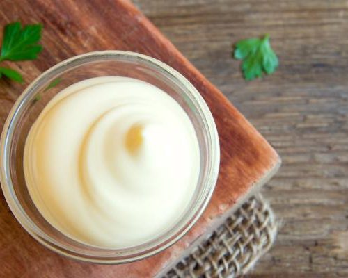 Czym zastąpić majonez? Lżejsze i zdrowsze zamienniki, które smakują równie dobrze